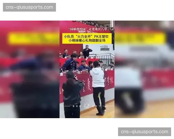 暖心一幕，小球童为摔倒的对方球员捡回球袜，获得全场掌声